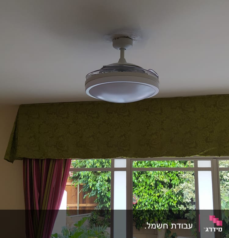 מנורה עגולה מותקנת על תקרה לבנה